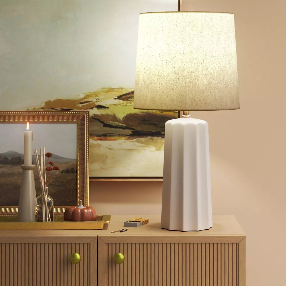 Lampă de masă din ceramică cu design canelat și abajur textil