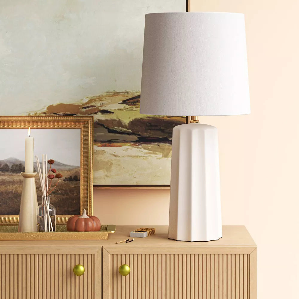 Lampă de masă din ceramică cu design canelat și abajur textil