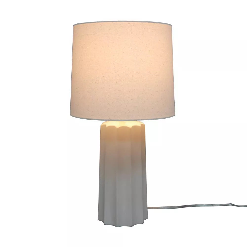 Lampă de masă din ceramică cu design canelat și abajur textil