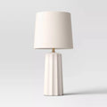 Lampă de masă din ceramică cu design canelat și abajur textil