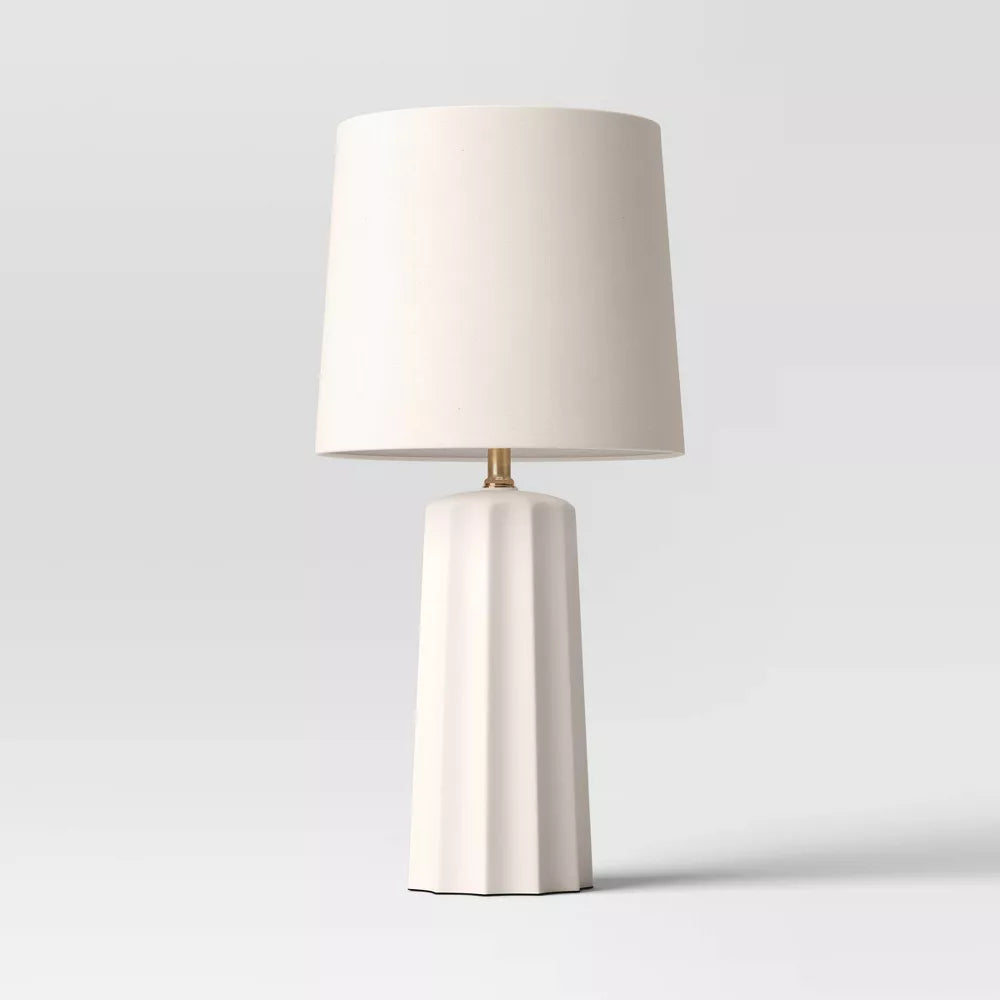 Lampă de masă din ceramică cu design canelat și abajur textil